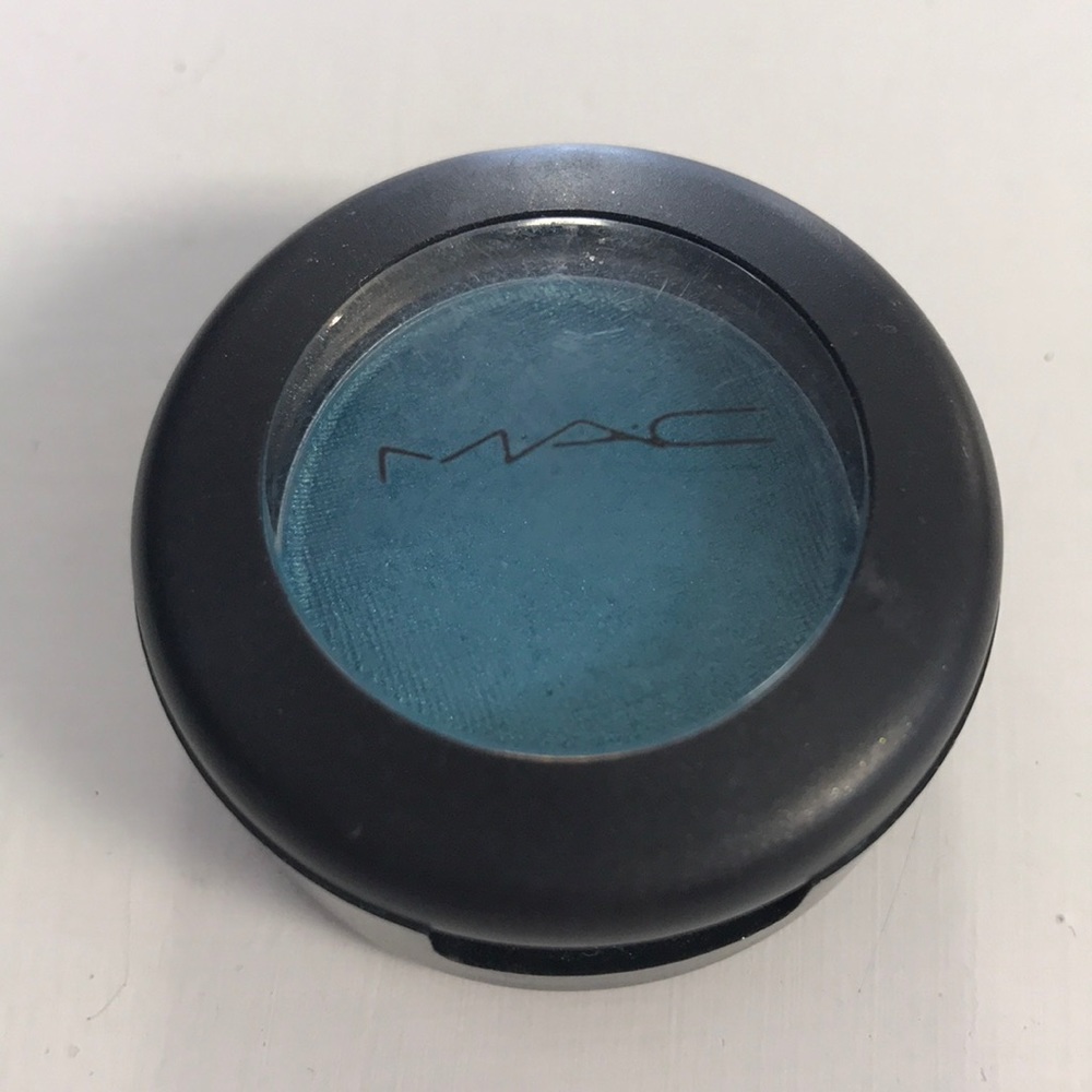 MAC Parrot Frost Eye shadow